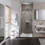Bad mit Dusche und dunklen Fliesen