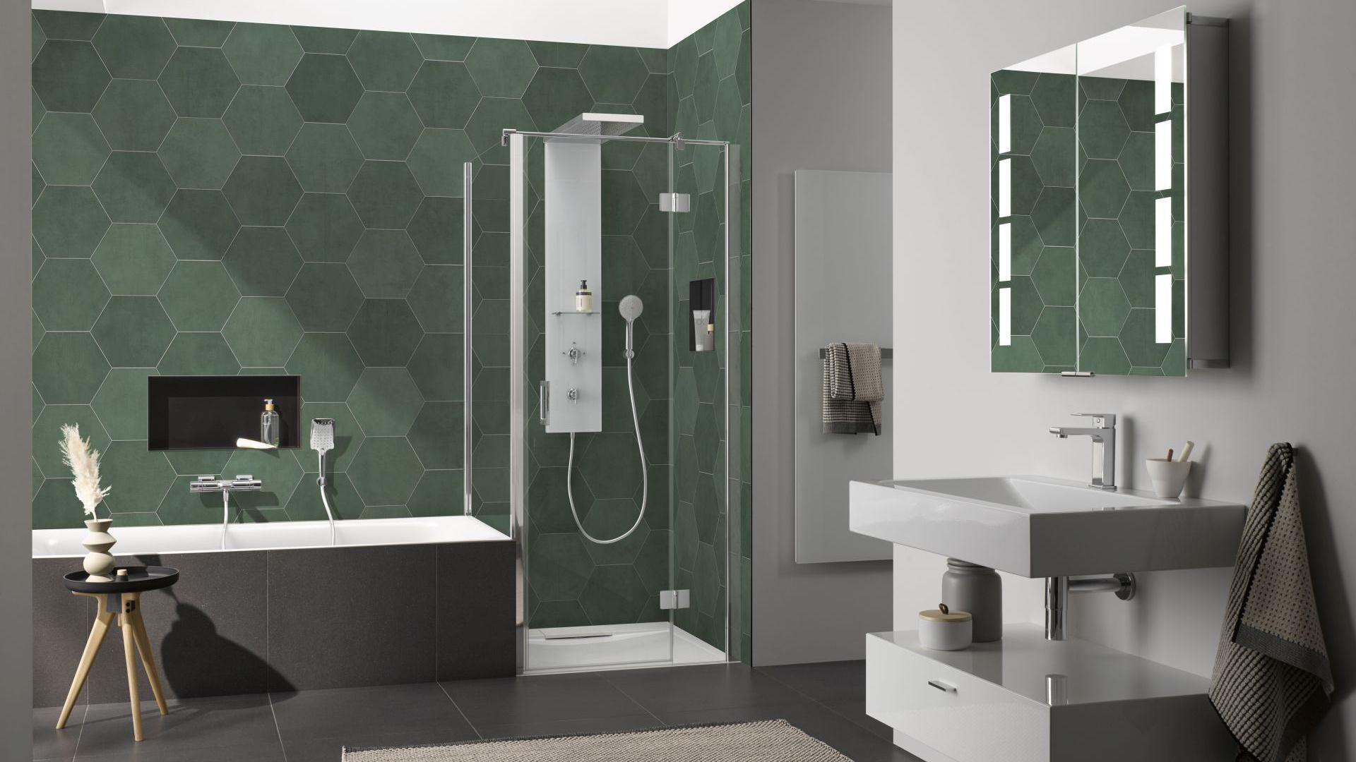 Badewanne und Dusche nebeneinander