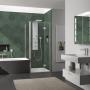 Badewanne und Dusche nebeneinander