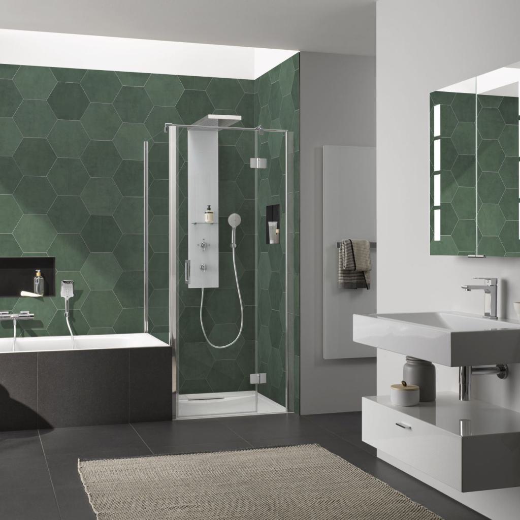 Badewanne und Dusche nebeneinander