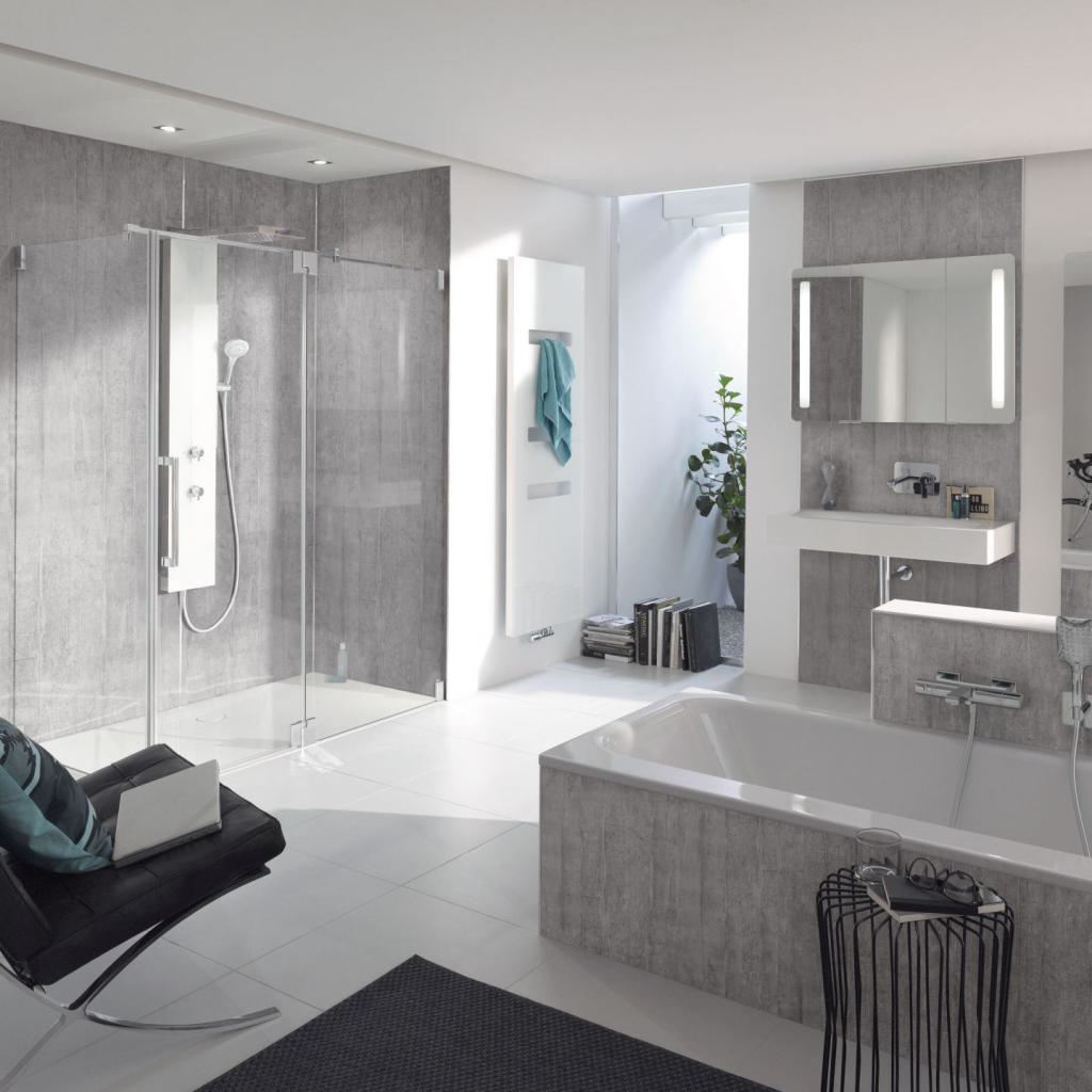 großes, helles Badezimmer