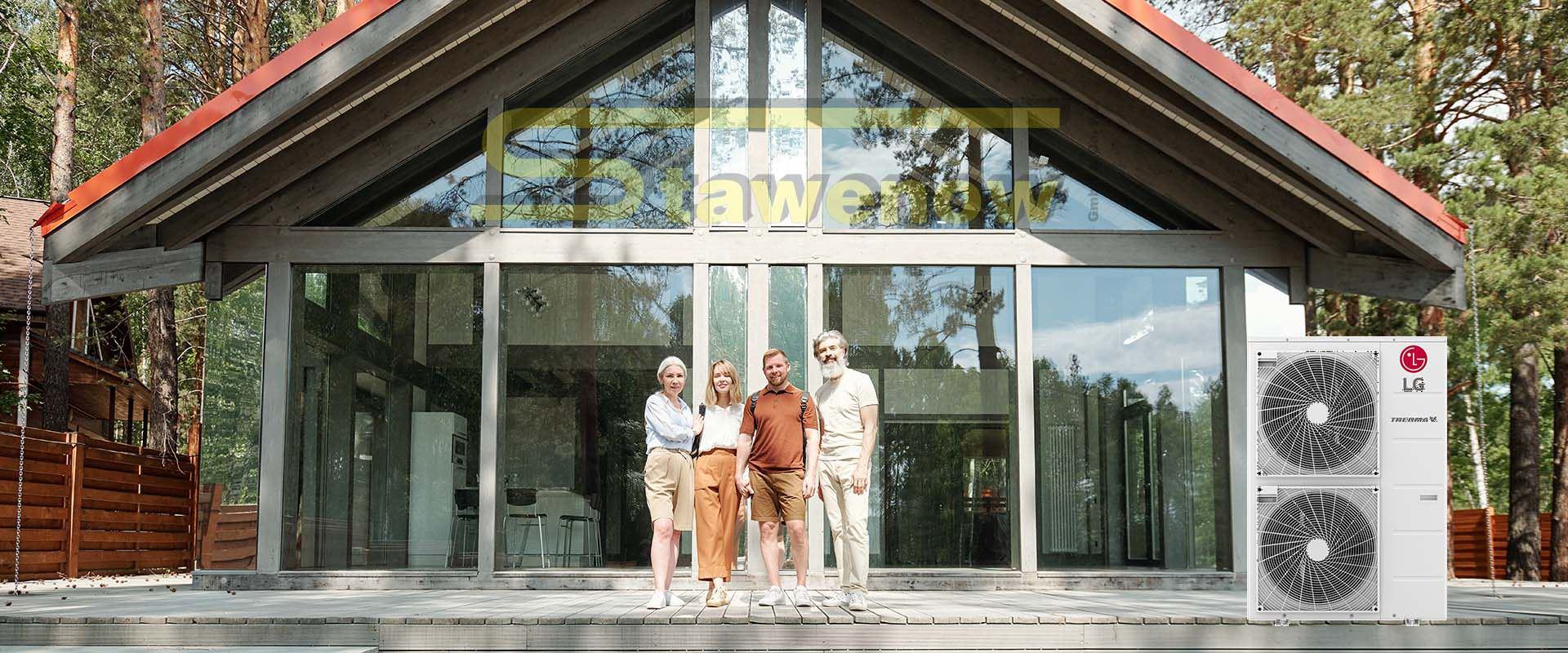 Glückliche Familie vor einem Haus